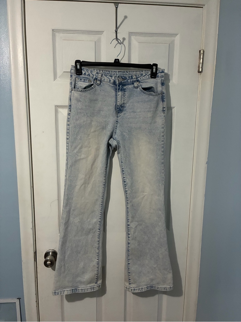 Light Wash Wide Leg Women's Jeans with Flared Hem